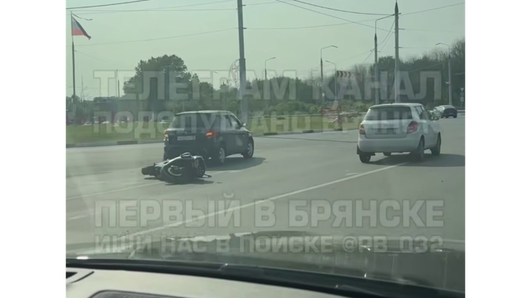 В Брянске на кольце проспекта Московского произошло ДТП с мотоциклистом