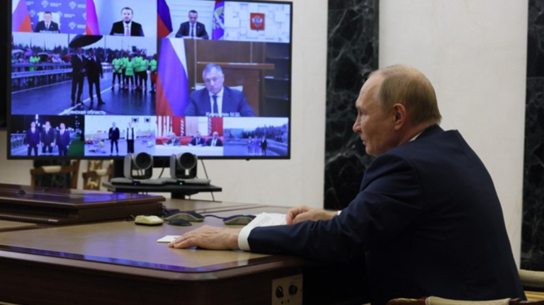 Путин попросил брянского автодорожника рассказать об условиях работы