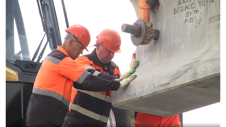 На строительстве путепровода в Унече уложили последнюю балку