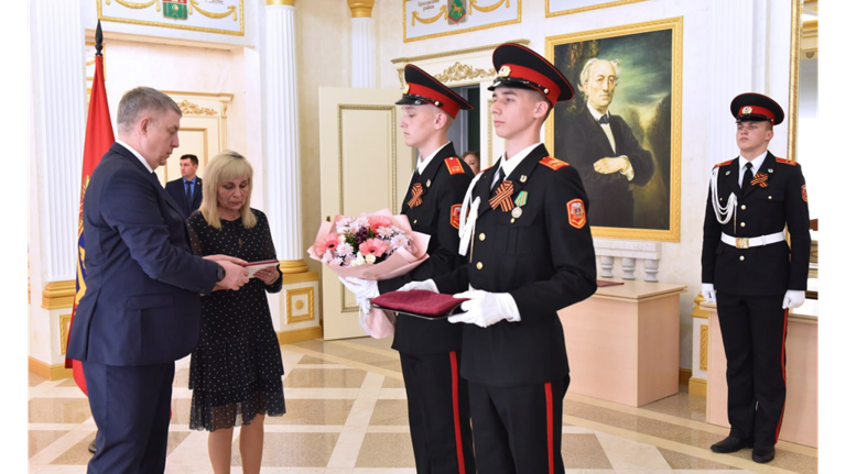 Брянский губернатор передал матери погибшего в СВО Дмитрия Дедкова орден Мужества