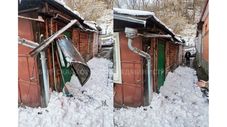 В Брянске после снегопада спасателям пришлось вызволять женщину из ее же дома