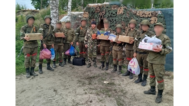 Брянский священник передал гуманитарный груз бойцам в приграничье