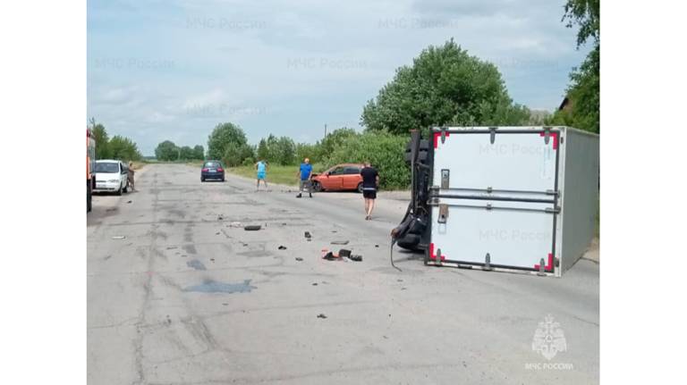 В Почепе Брянской области в ДТП перевернулся автофургон