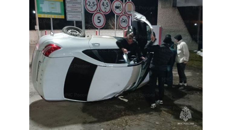 В Брянске легковушка «прилегла» на улице Почтовой