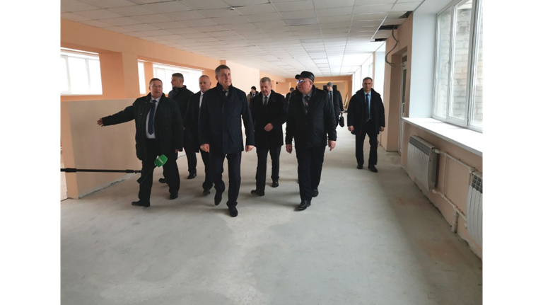 В Дубровке губернатор Александр Богомаз осмотрел ход ремонта школы №2 В Дубровке губернатор Александр Богомаз осмотрел ход ремонта школы №2