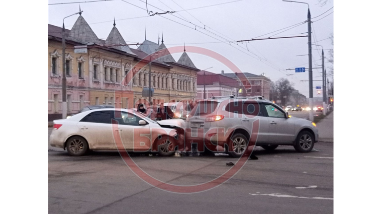 В Бежицком районе Брянска на перекрестке столкнулись две иномарки