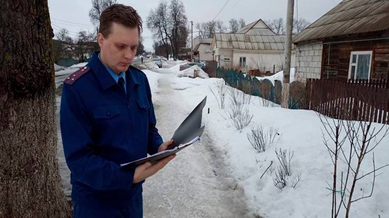 В посёлке Локоть прокуратура наказала дорожников за заваленные снегом тротуары