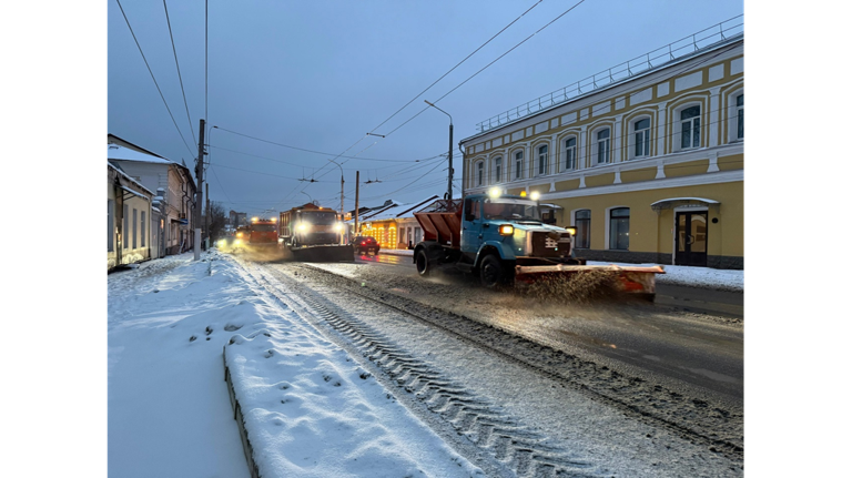 В Брянске с последствиями снегопада борются 44 единицы дорожной техники