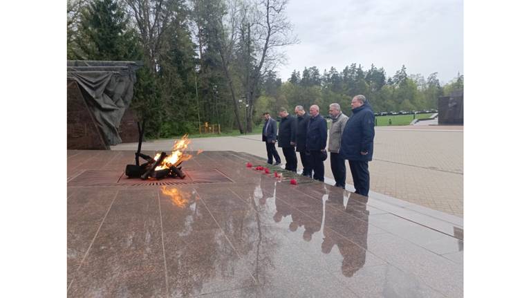 В Брянске делегация из Беларуси посетила мемориальный комплекс «Партизанская поляна»