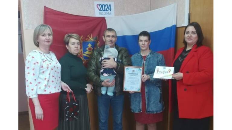 В Комаричах Ирине Шурубкиной вручили сертификат областного материнского капитала
