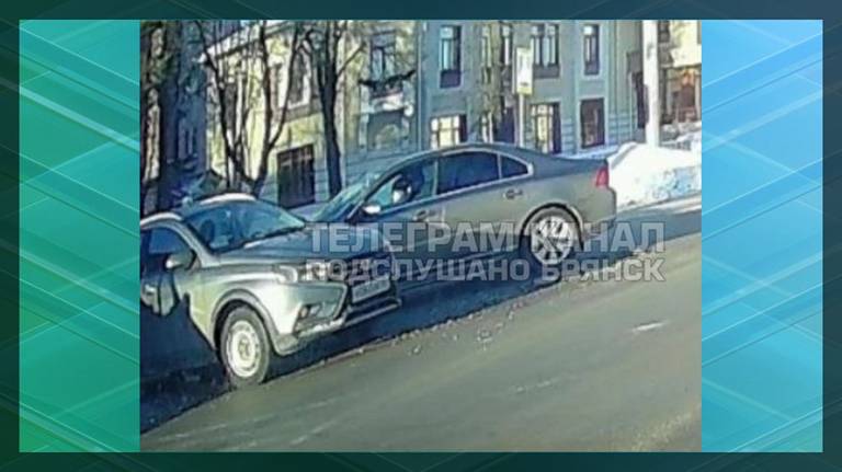В Брянске на перекрестке улиц Куйбышева и Ульянова не поделили дорогу две легковушки
