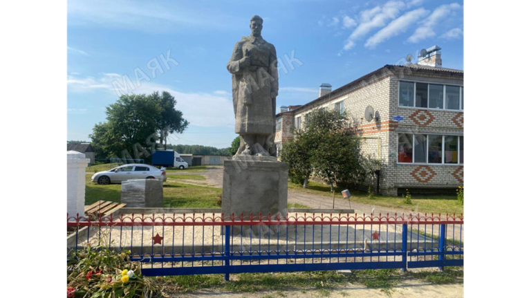 В Новозыбкове продолжают обновлять мемориальные комплексы