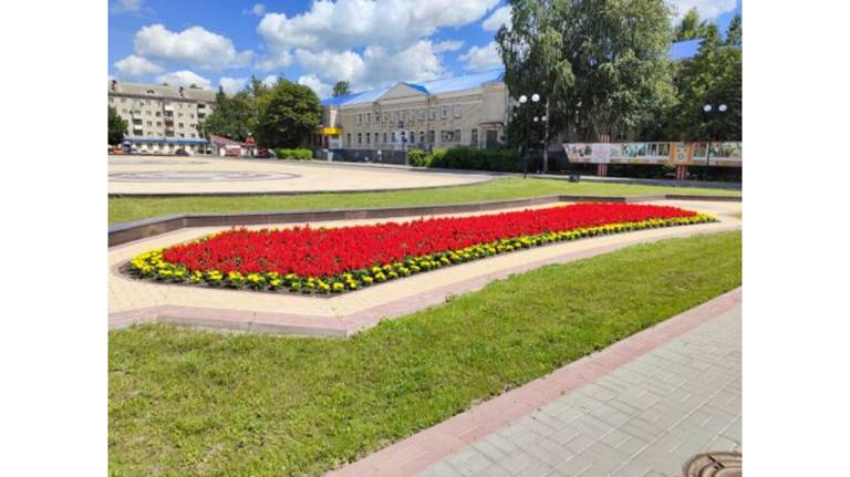 Солнечная Унеча превратилась в цветущую десятками оттенков