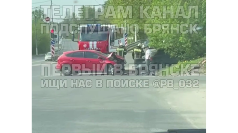В Брянске на пересечении улиц Калинина и Гражданской в ДТП попали легковушки
