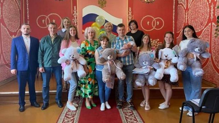 В Дубровском районе поздравили семьи с первенцами