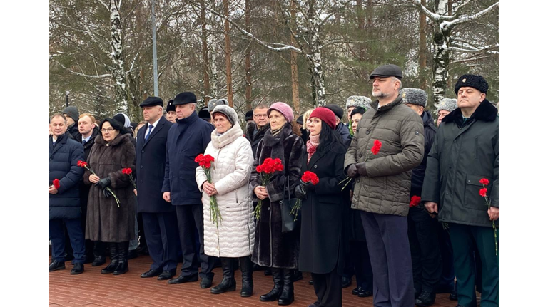 В Брянске у памятника «Круговая оборона» почтили память героев Отечества