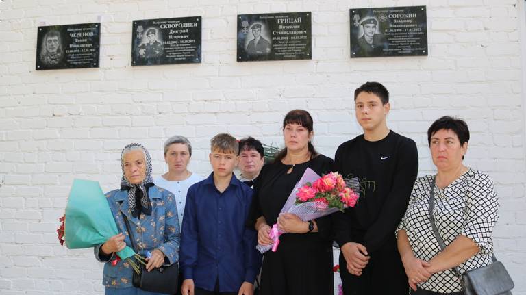 В Комаричах открыли мемориальную доску бойцу СВО Роману Черенову