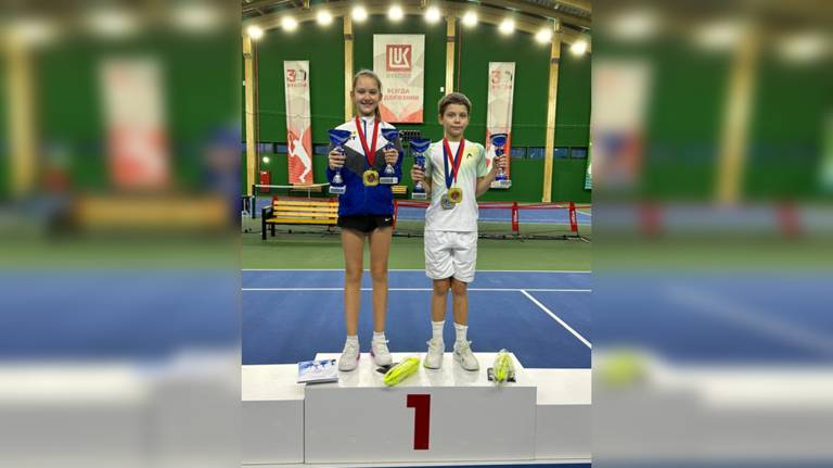 Брянский теннисист Георгий Абушенко выиграл золото и серебро на турнире в Сибири