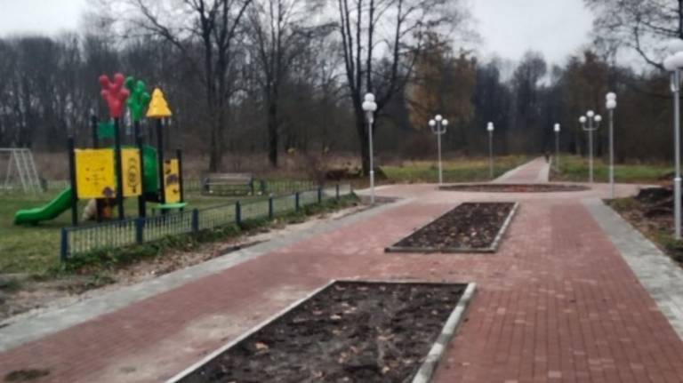 В Дятьково продолжают обновлять городской парк