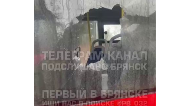 Пассажир расколотил окно в брянском троллейбусе