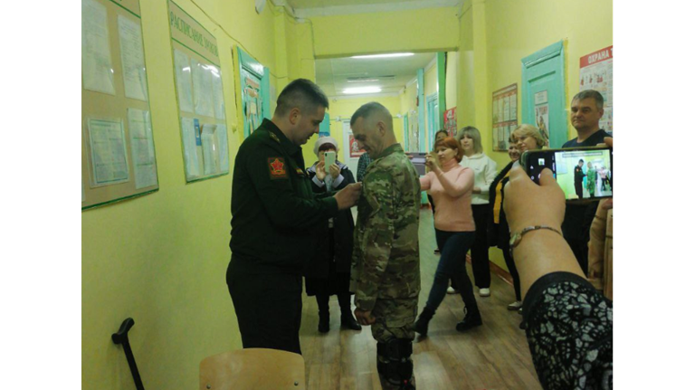 Брянскому бойцу СВО Евгению Ковалёву вручили медаль Суворова