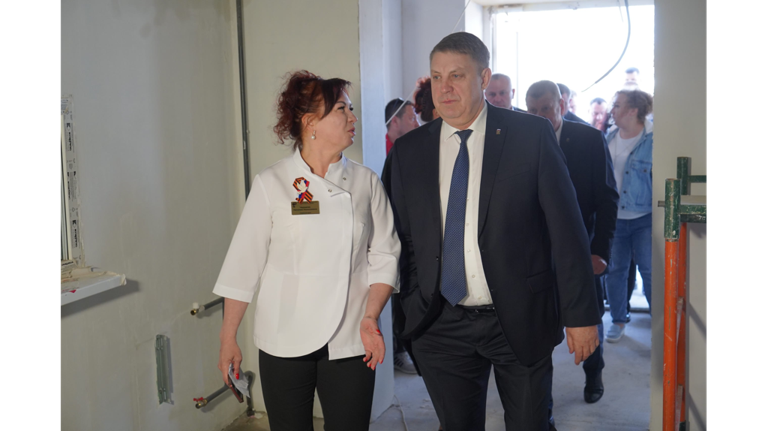 Брянский губернатор осмотрел ход капремонта поликлиники Почепской ЦРБ