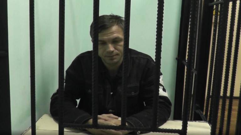 В Брянске полицейские поймали курьера мошенников, получившего от двоих пенсионерок 370 тысяч рублей