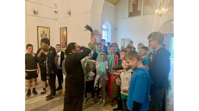 Сельцовские школьники помолились у мощей святой блаженной Матроны Московской