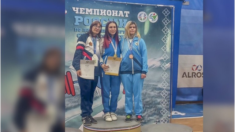 Елизавета Саласина из Брянска триумфально выступила на чемпионате России по пауэрлифтингу