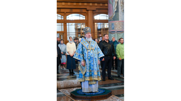 В праздник Покрова митрополит Александр совершил литургию в кафедральном соборе