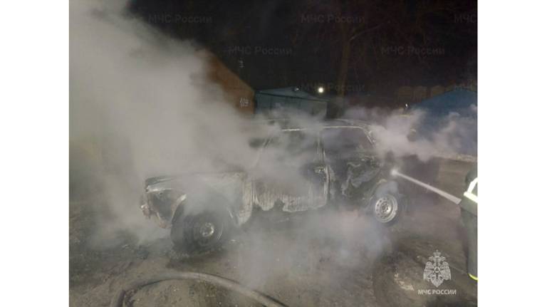 В Брянске на проезде Чехова ночью сгорела легковушка