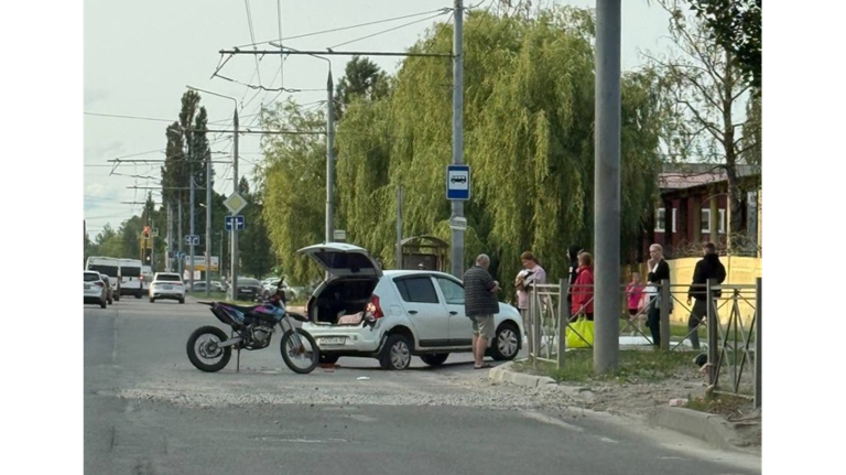 В Брянске на улице Ульянова столкнулись легковушка и мотоцикл