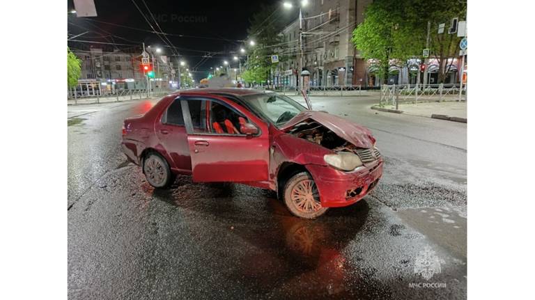 В Брянске в ночном ДТП возле ТЦ «БУМ сити» пострадали люди