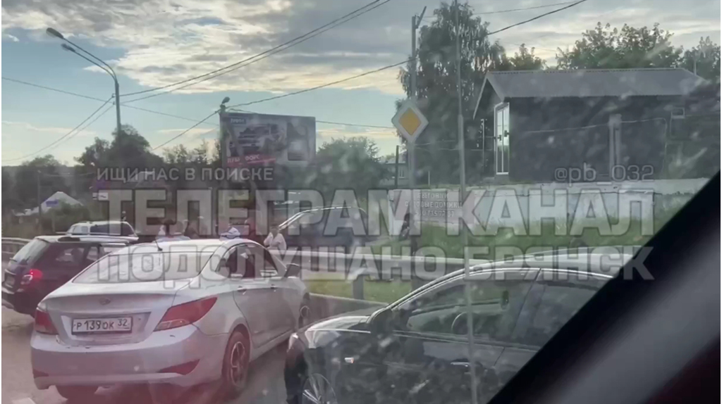 Под Брянском столкнулись три автомобиля