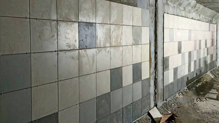В брянском подземном переходе на «Полтиннике» облицовывают стены плиткой