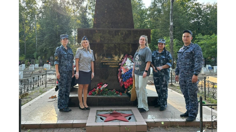 В Клинцах молодые сотрудники ИК-6 навели порядок на воинском мемориале