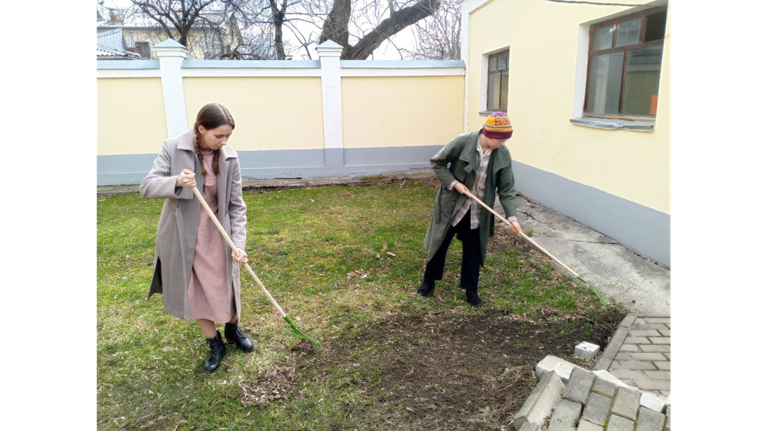 В Брянске православные волонтеры навели порядок на территории кафедрального собора