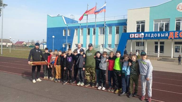 В Жуковке юных белорусских хоккеистов встретили большим караваем