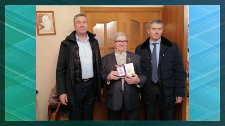 Жителю Клинцов вручили почетный знак в ознаменование 80-летия снятия блокады Ленинграда