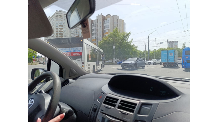 В Брянске на кольце улиц Советская и Крахмалева легковушка врезалась в автобус