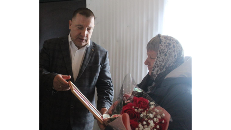 В Выгоничском районе матери героя СВО Владимира Кацая передали орден Мужества