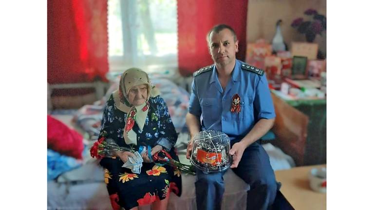 В Брянске управление Россельхознадзора поздравило с Днем Победы ветерана войны Ульяну Ковалеву