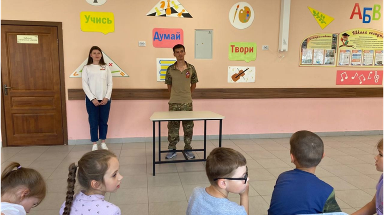 Брянский ветеран СВО встретился с ребятами из пришкольного лагеря