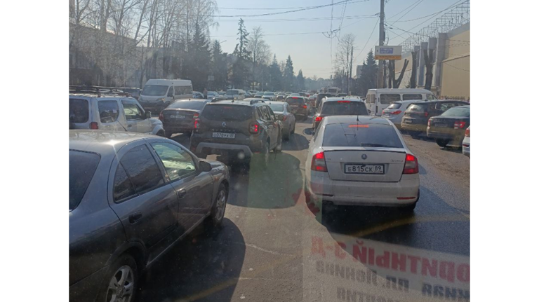 Центр Брянска сковала огромная пробка на улице Красноармейской