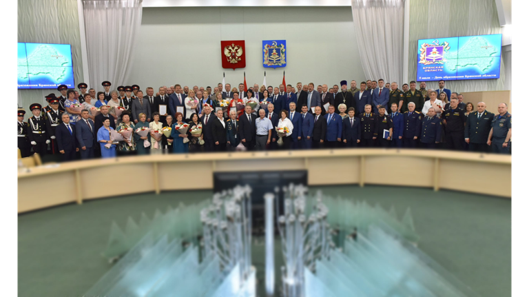 В правительстве области наградили брянцев, помогающих приграничью и Брянке