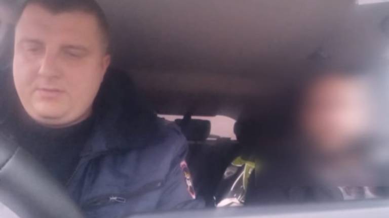 Пьяного мотоциклиста на «Урале» задержали брянские сотрудники ГИБДД в городе Злынке