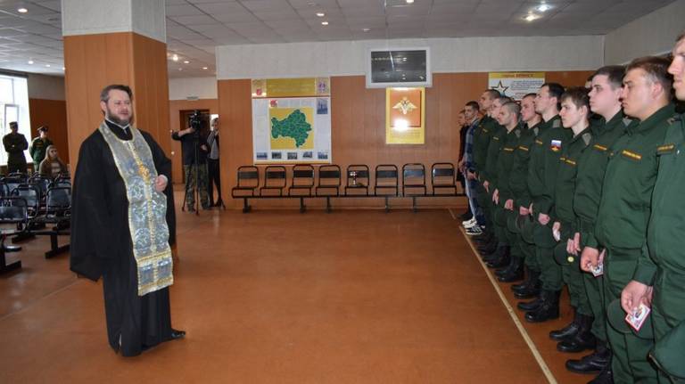 В Брянске священник благословил призывников перед отправкой в ряды ВС РФ