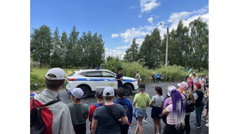 В Новозыбкове автоинспекторы провели с детьми из лагеря беседу о безопасности