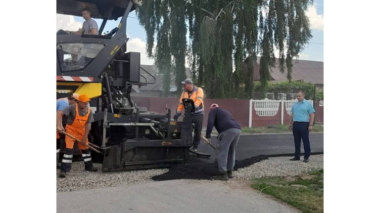 В брянском посёлке Комаричи заасфальтировали улицу Победы