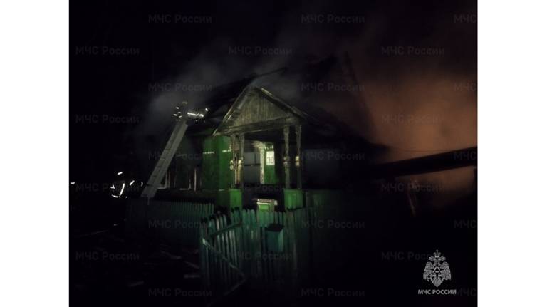 В брянском посёлке Радица-Крыловка при пожаре в доме пострадал человек